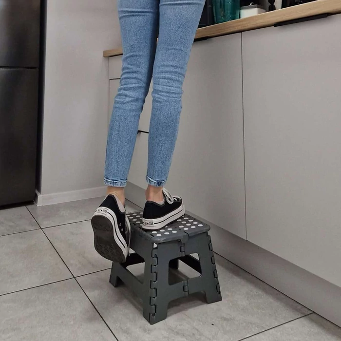 Csúszásmentes összecsukható zsámoly 22cm - sötétszürke