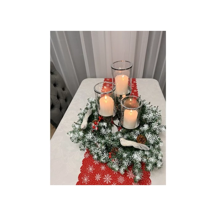 Dekoratív koszorú karácsonyi hóval