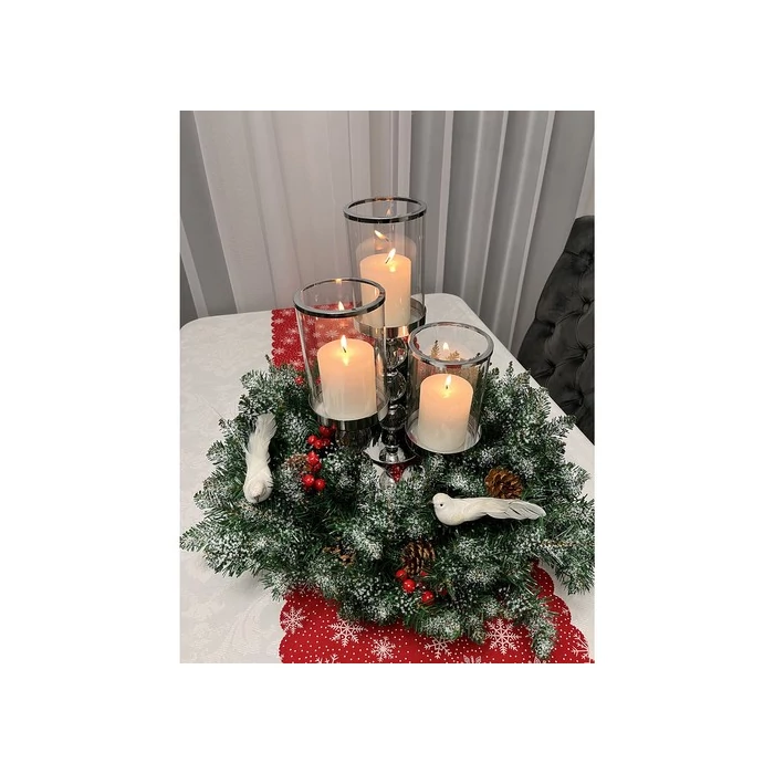 Dekoratív koszorú karácsonyi hóval