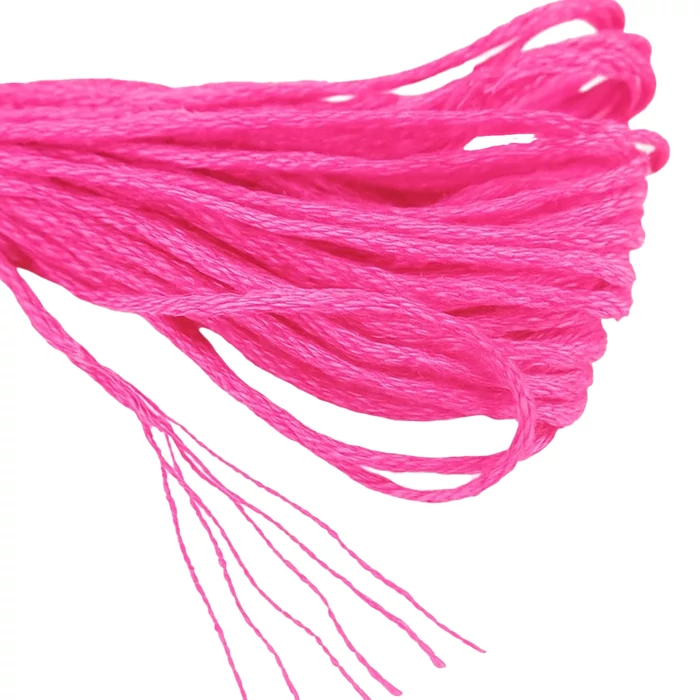 150 Színes hímzőfonal készlet vágóval