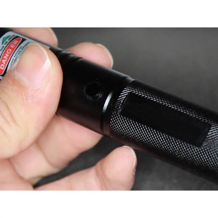 Zöld lézermutató akkumulátorral és töltővel